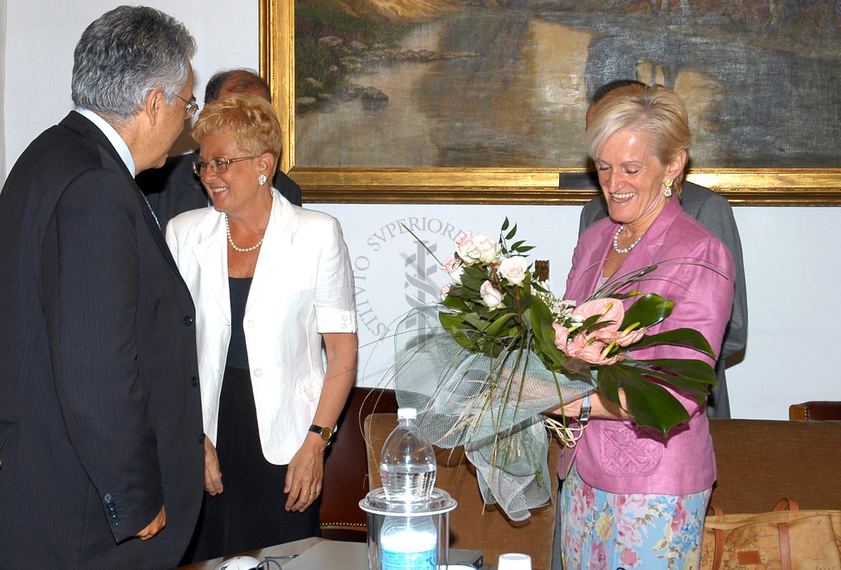 Consegna dei fiori alla Ministra della Salute Livia Turco