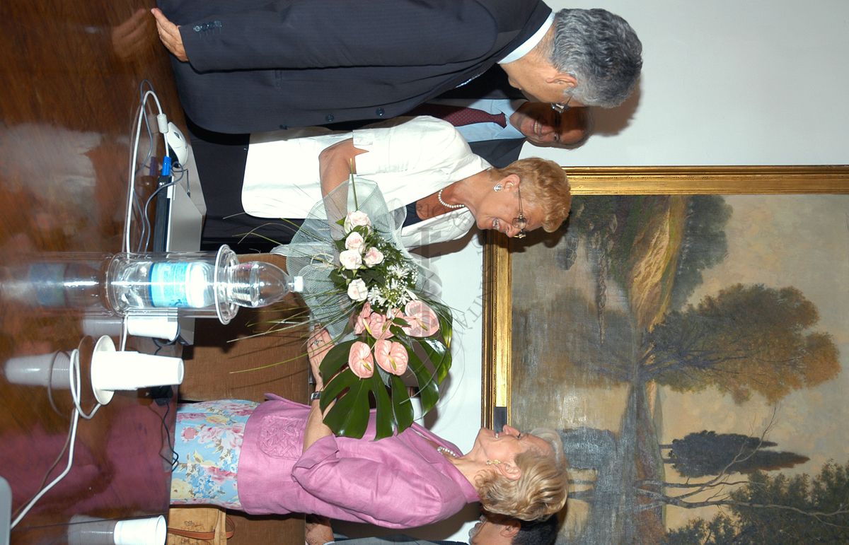 Consegna dei fiori alla Ministra della Salute Livia Turco