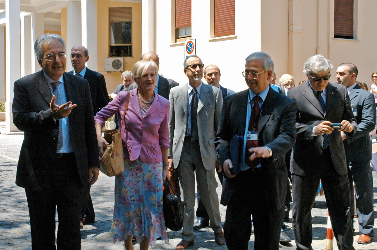 La Ministra della Salute Livia Turco (al centro), il Presidente dell'Istituto Superiore di Sanità Prof. Enrico Garaci (a sn) e il Direttore Scientifico di FaBioCell Dott. Filippo Belardelli (a ds) si dirigono al FaBioCell