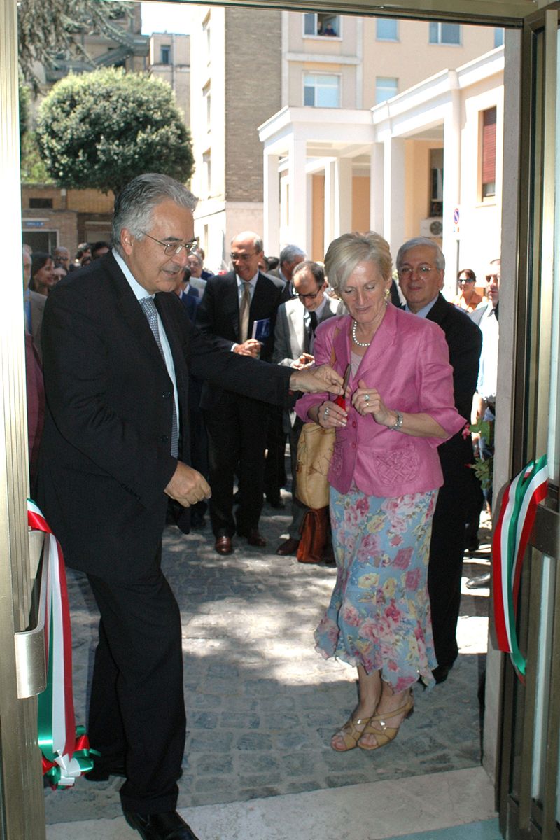 La Ministra della Salute Livia Turco durante il taglio del nastro per l'inaugurazione di FaBioCell. A sinistra il Prof. Enrico Garaci, Presidente dell'Istituto Superiore di Sanità