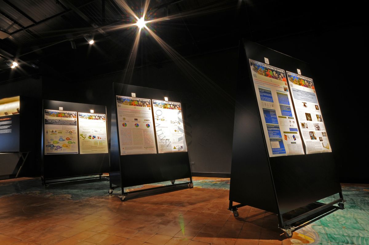 Posters posti al lato destro dello spazio riservato alle mostre temporanee