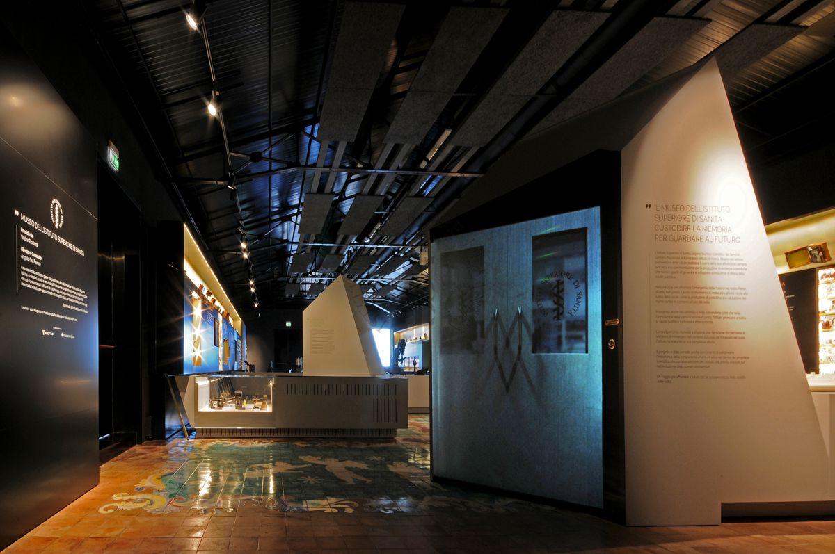 Entrata della mostra permanente, primo portale (Rita Levi Montalcini ed Enrico Fermi)