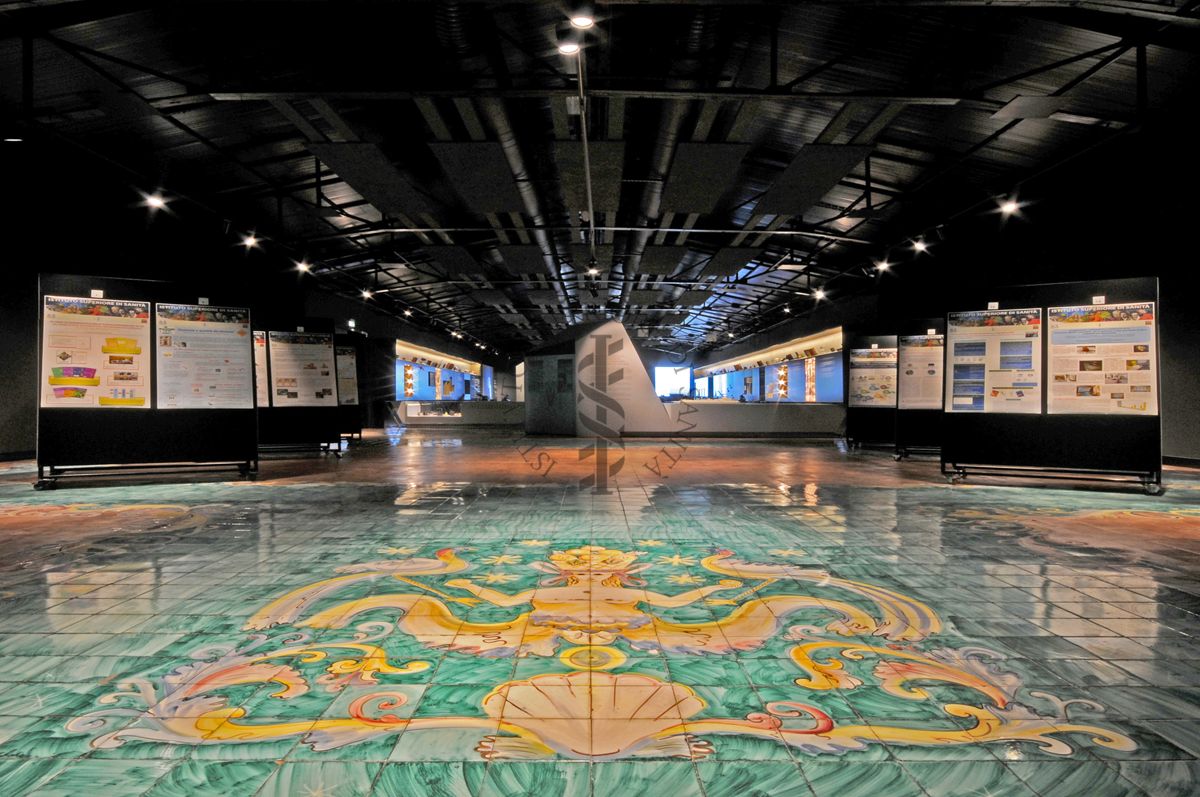 Panoramica del museo ripreso dalla porta d'entrata dove notiamo il pavimento realizzato nel 1956 da artisti di Vietri