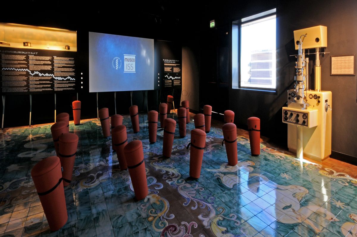 Ultima parte del museo dove è presente uno spazio con schermo per proiezioni multimediali e degli originali sgabelli; sulla parete a destra c'è il microscopio elettronico ricostruito in ISS
