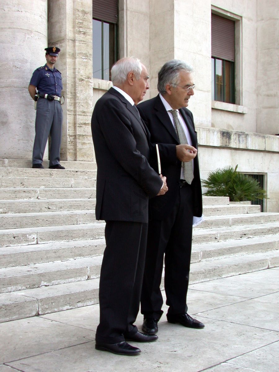 Il Ministro della Salute, Girolamo Sirchia (1° da sn) e il Prof. Enrico Garaci, Presidente dell'Istituto Superiore di Sanità (2° da sn)