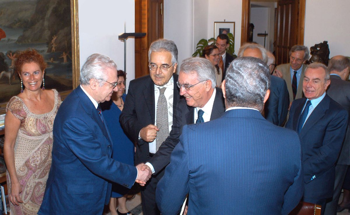 Il Presidente dell'Istituto Superiore di Sanità, Prof. Enrico Garaci (3° da sn) e il Sottosegretario alla Presidenza del Consiglio Gianni Letta (6° da sn)