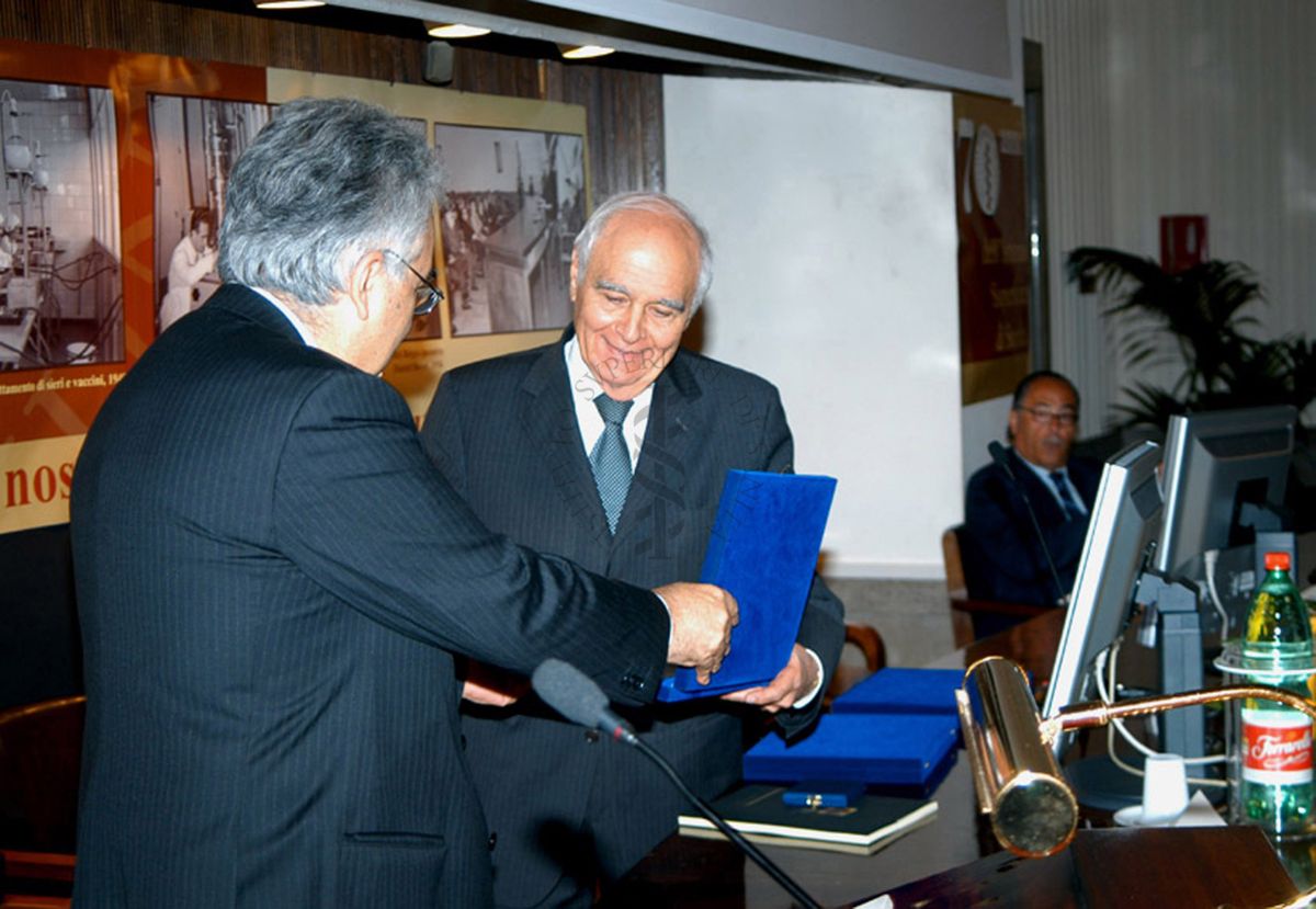 Il Presidente dell'Istituto Superiore di Sanità, Prof. Enrico Garaci (1° da sn) consegna una targa celebrativa al Ministro della Salute Girolamo Sirchia (2° da sn)