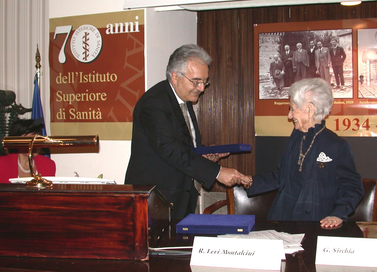 Il Presidente dell'Istituto Superiore di Sanità, Prof. Enrico Garaci (1° da sn) consegna una targa celebrativa alla Prof.ssa Rita Levi-Montalcini