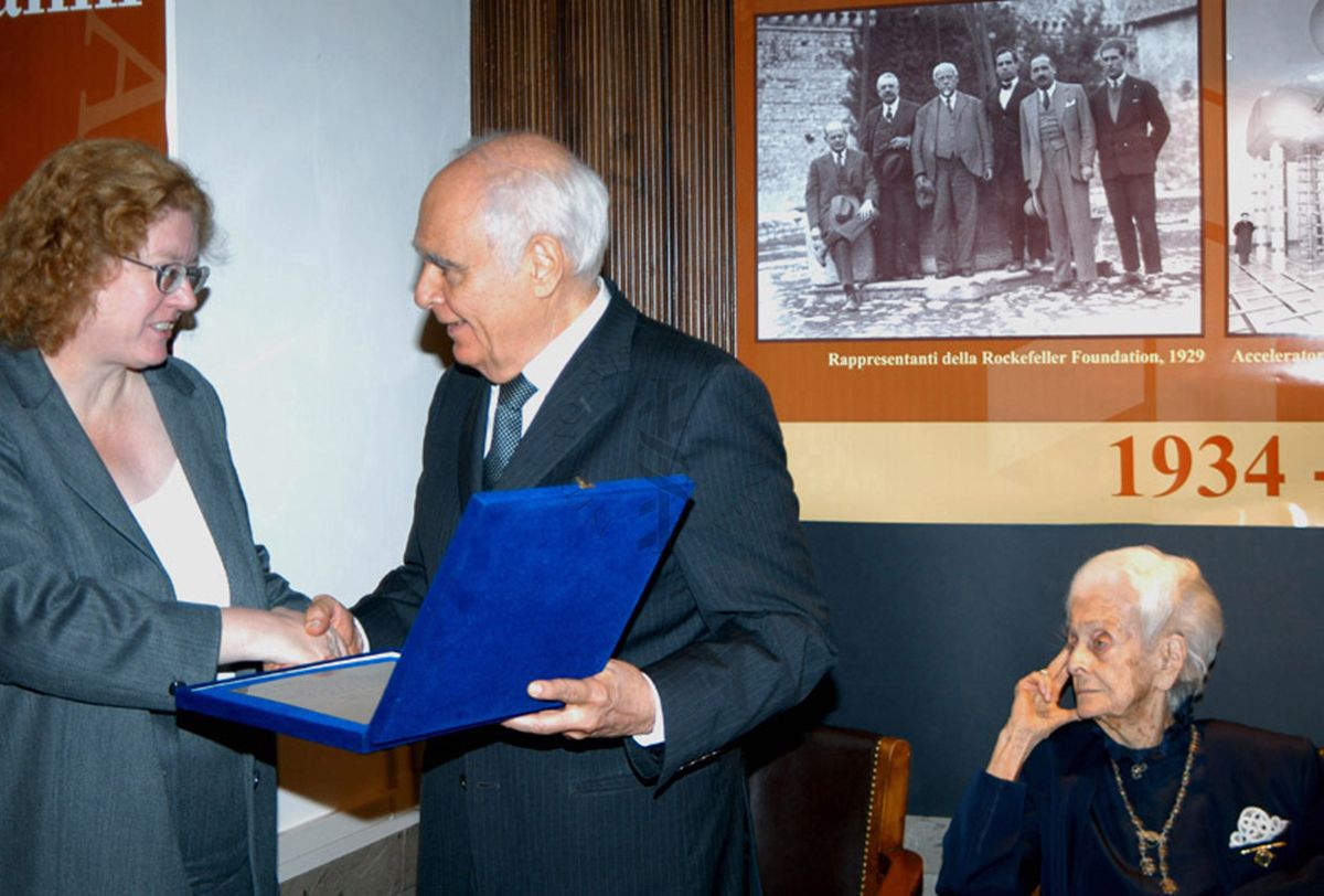 Il Ministro della Salute Girolamo Sirchia (2° da sn) e la Prof.ssa Rita Levi-Montalcini (3° da sn)