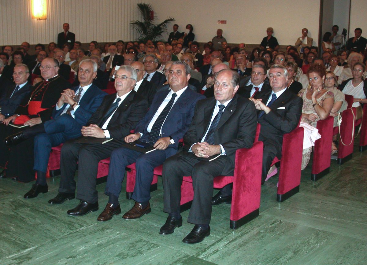 Prima fila: il Sottosegretario alla Presidenza del Consiglio Gianni Letta (1° da sn) e il Presidente del Senato Marcello Pera (3° da sn)
