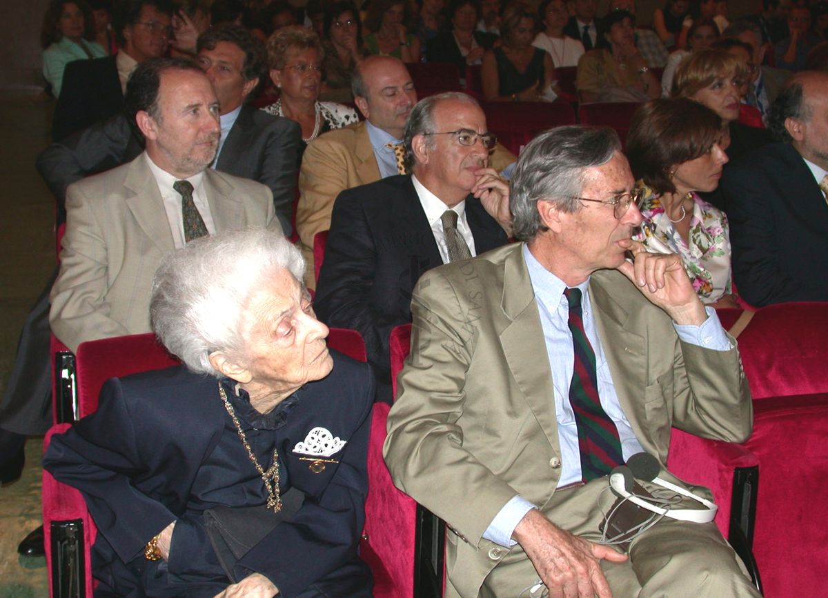 Prima fila: la Prof.ssa Rita Levi Montalcini (1° da sn); Seconda fila: il Prof. Antonio Cassone (1° da sn), Direttore del Dipartimento di Malattie Infettive, Parassitarie ed Immunomediate dell'Istituto Superiore di Sanità