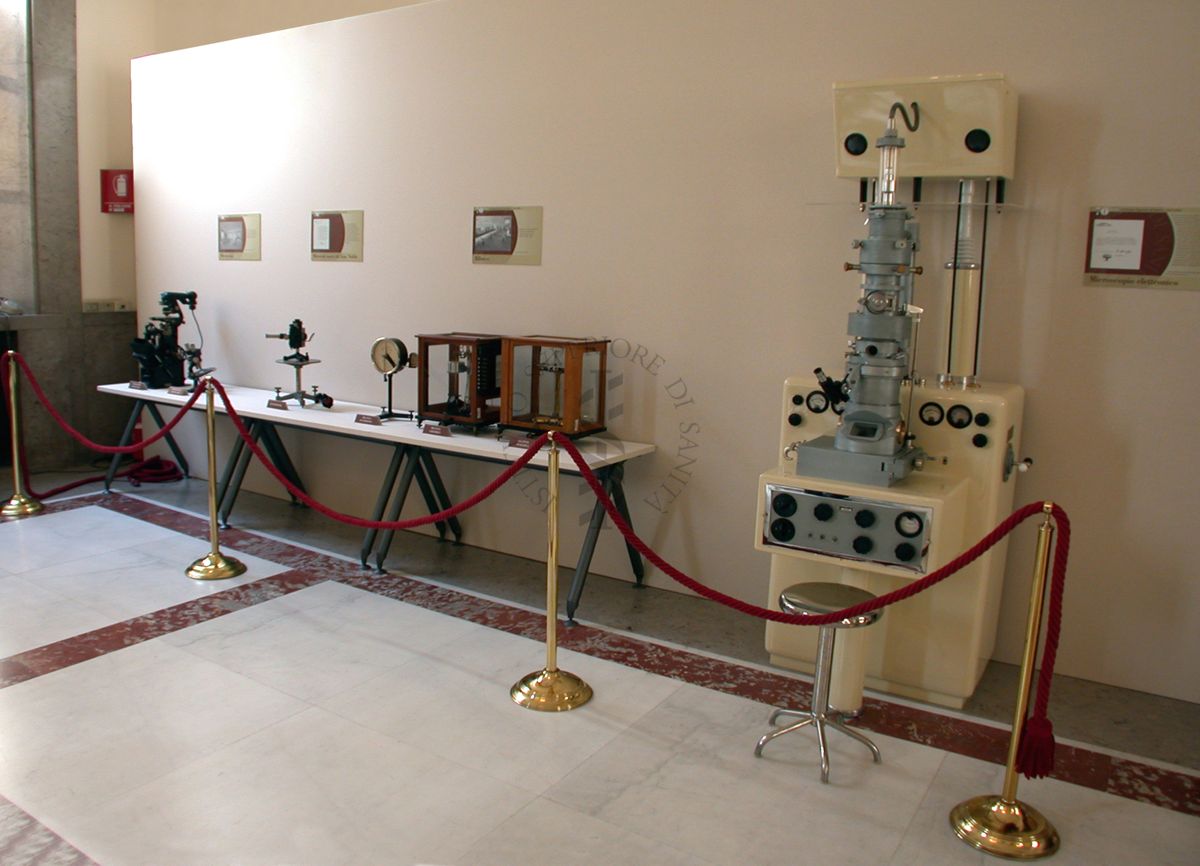 Strumenti storici dell'Istituto Superiore di Sanità  (a ds, il microscopio
elettronico costruito nel 1943)