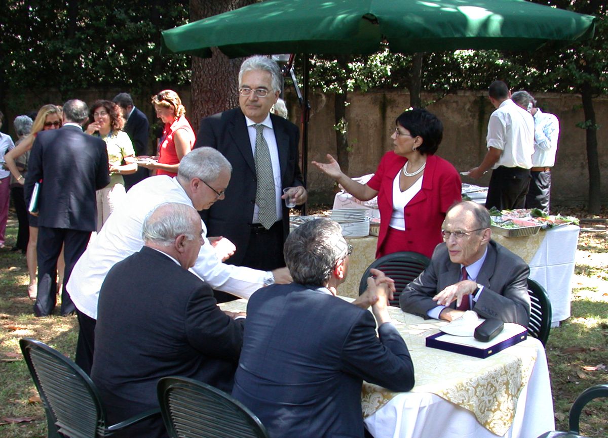Il Prof. Enrico Garaci, Presidente dell'Istituto Superiore di Sanità (in piedi al centro) e il  Prof. Paul Greengard, Premio Nobel per la Medicina nel 2000 (1° da ds) durante il rinfresco in giardino