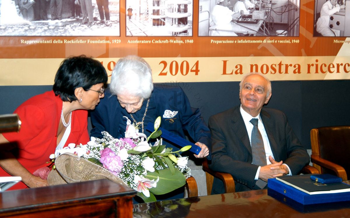 Consegna dei fiori alla Prof.ssa Rita Levi-Montalcini, Premio Nobel per la Medicina nel 1986. Sulla destra il Ministro Della Salute Girolamo Sirchia.