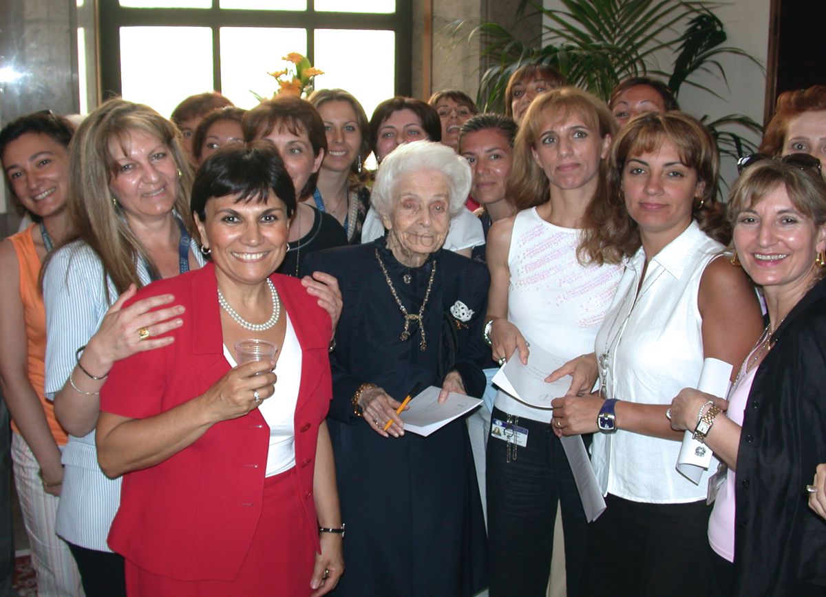 La Prof.ssa Rita Levi-Montalcini, Premio Nobel per la Medicina nel 1986 incontra il personale dell'Istituto Superiore di Sanità