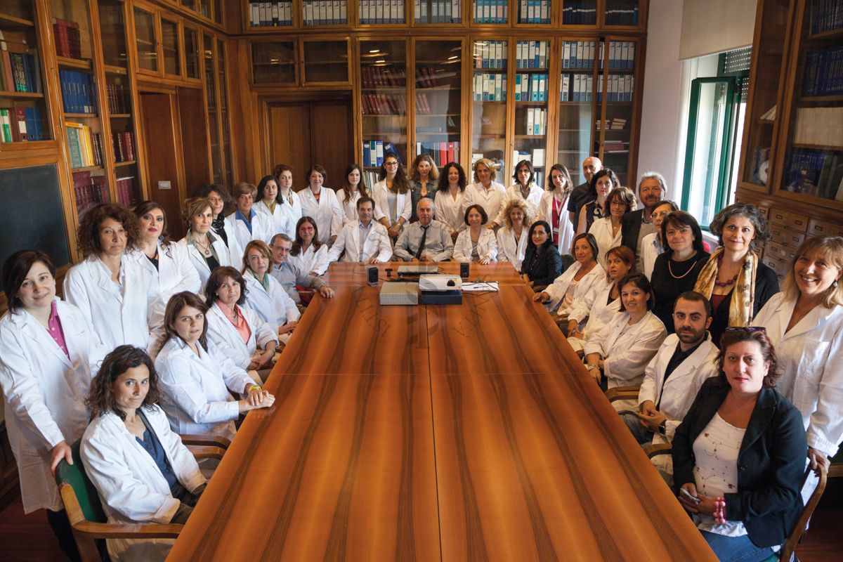 Il Centro di Riferimento Medicina di genere e il suo Direttore Walter Maroni (seduto in fondo al centro)