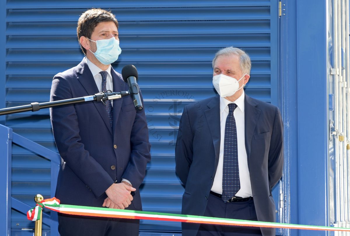 Discorso del Ministro della Salute Roberto Speranza (a sinistra) in presenza del Governatore della Banca d'Italia Ignazio Visco (a destra)