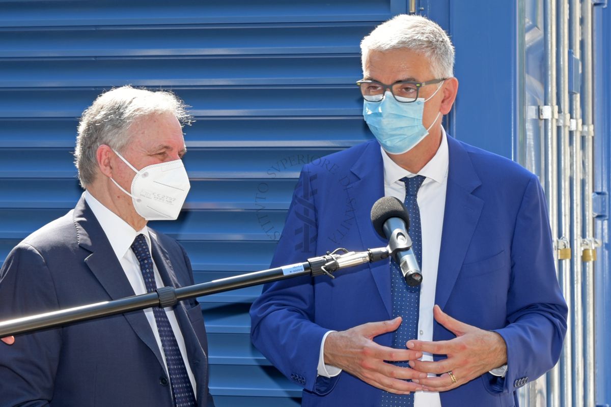 Discorso del Presidente dell'ISS Silvio Brusaferro (a destra) dopo aver consegnato la targa al Governatore della Banca d'Italia Ignazio Visco