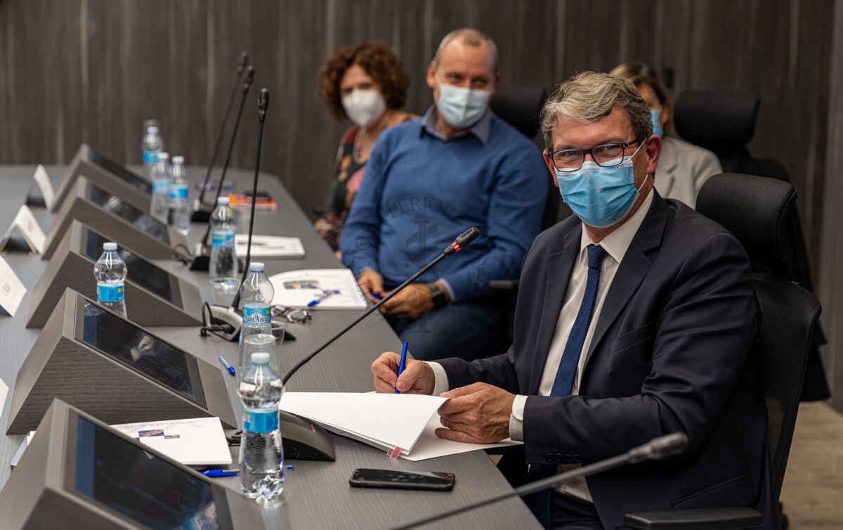 Il Dr. Roger Genet, direttore generale dell'Agenzia Nazionale per la Salute e sicurezza alimentare, ambientale e sul lavoro francese(ANSES), mentre firma gli accordi con l'ISS