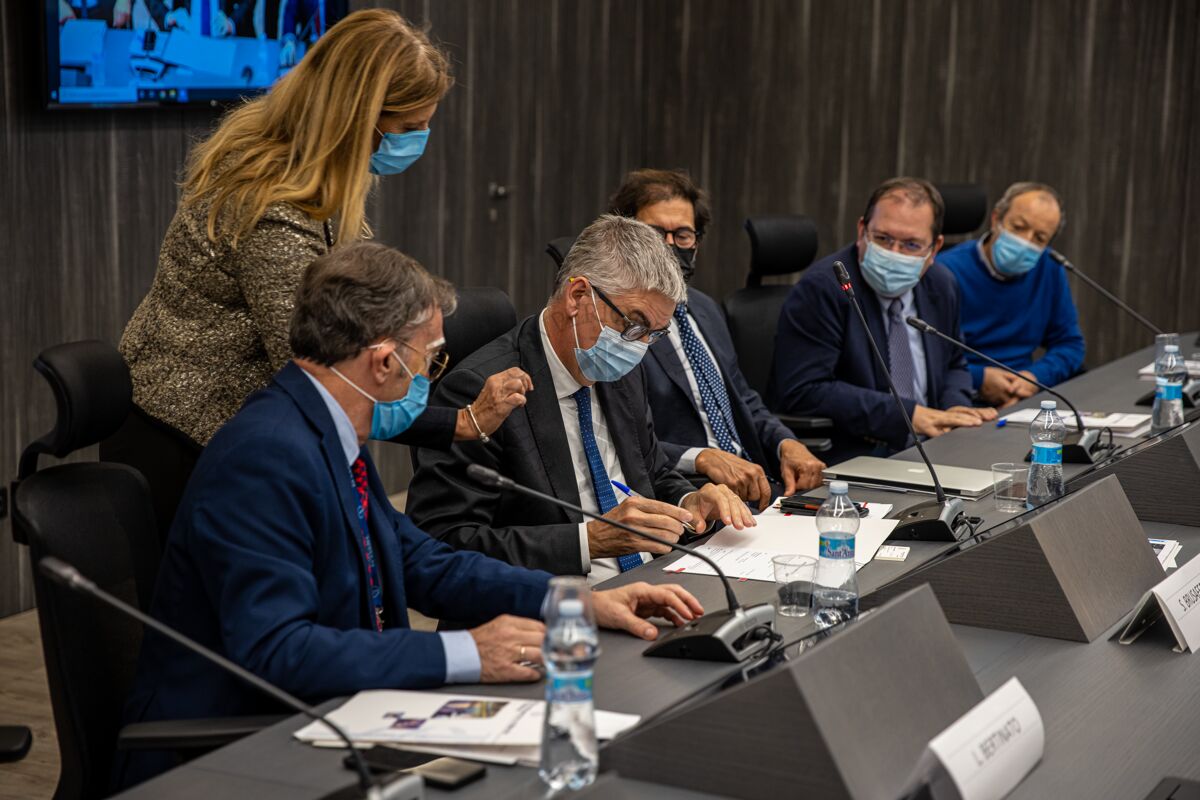 Il Prof. Silvio Brusaferro, presidente dell'ISS, mentre firma gli accordi con l'ANSES