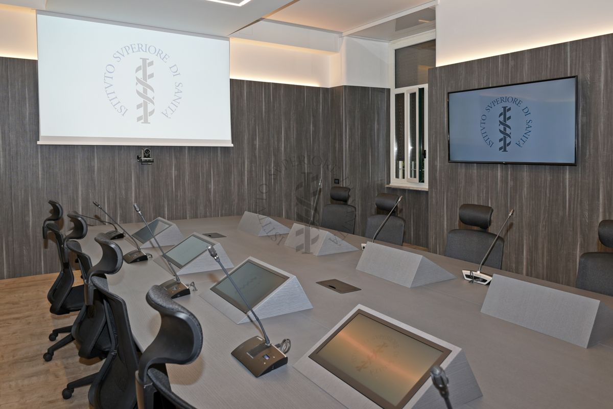 Sala Crisi dell'ISS, tavolo per le riunioni multimediali, schermo per le proiezioni e monitor di controllo