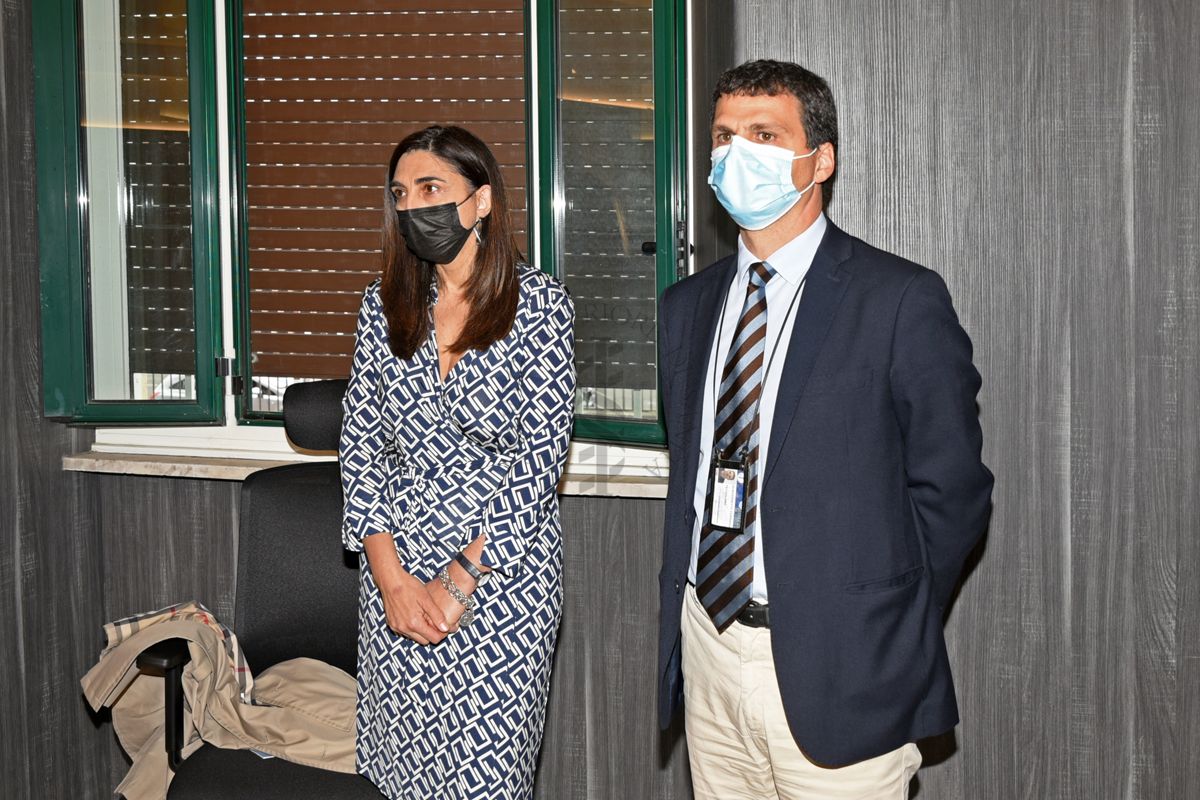Nella Sala Crisi dell'ISS, la Dr.ssa Anna Mirella Taranto, Capo dell'Ufficio Stampa dell'ISS (a sinistra); il Dr. Corrado Di Benedetto, Capo del Servizio d'Informatica dell'ISS (a destra)