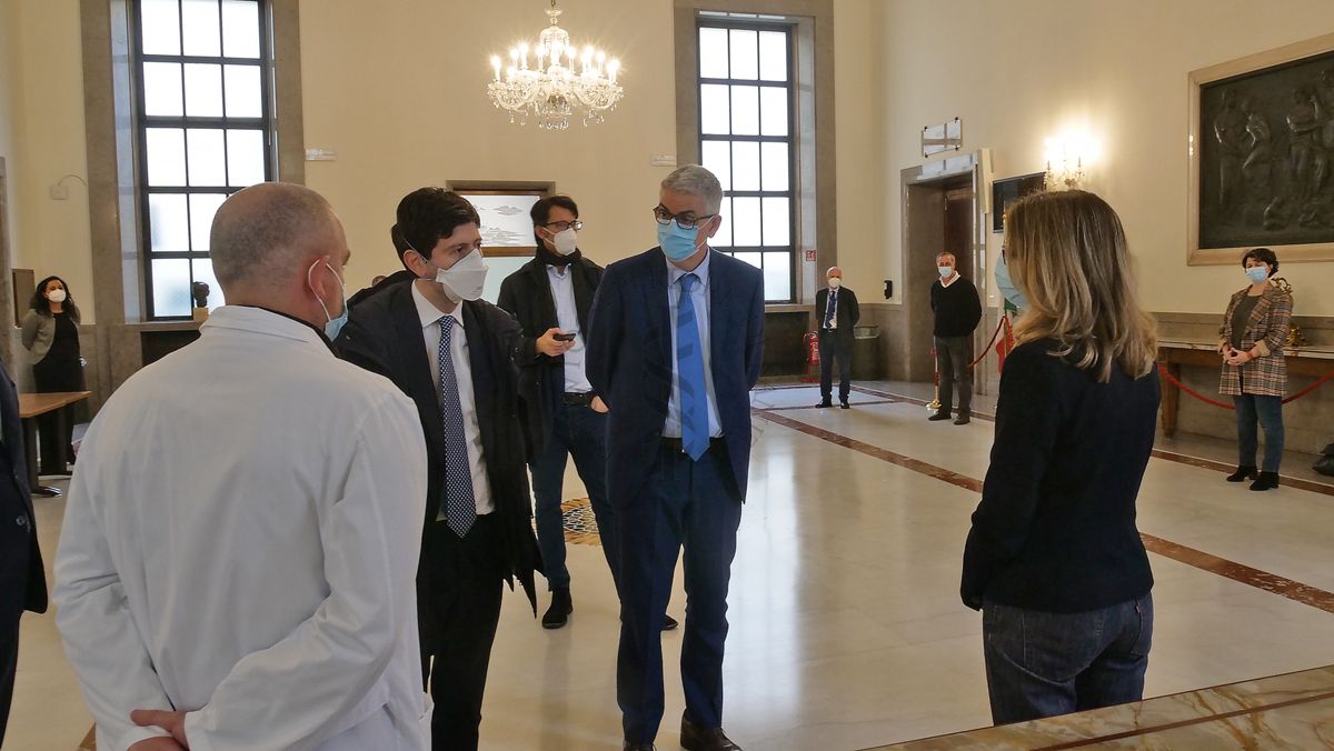 Il Ministro della Salute Roberto Speranza (in secondo piano, primo da sinistra) incontra alcuni ricercatori dell'Istituto Superiore di Sanità (in primo piano di spalle). Con lui il Presidente Silvio Brusaferro (in secondo piano, secondo da sinistra)