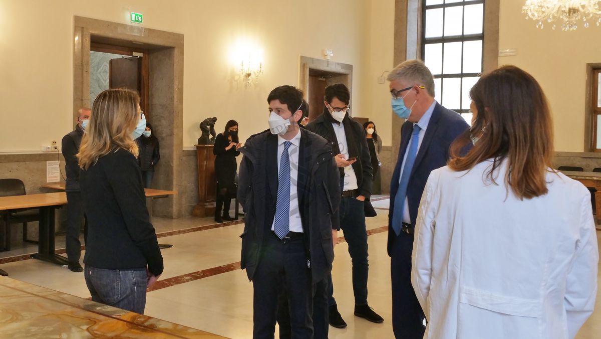 Il Ministro della Salute Roberto Speranza (al centro) e il Presidente Silvio Brusaferro (a destra) incontrano la Dott.ssa Paola Stefanelli (a sinistra) del reparto Malattie prevenibili da vaccino-Laboratori di Riferimento (MPV-LR)