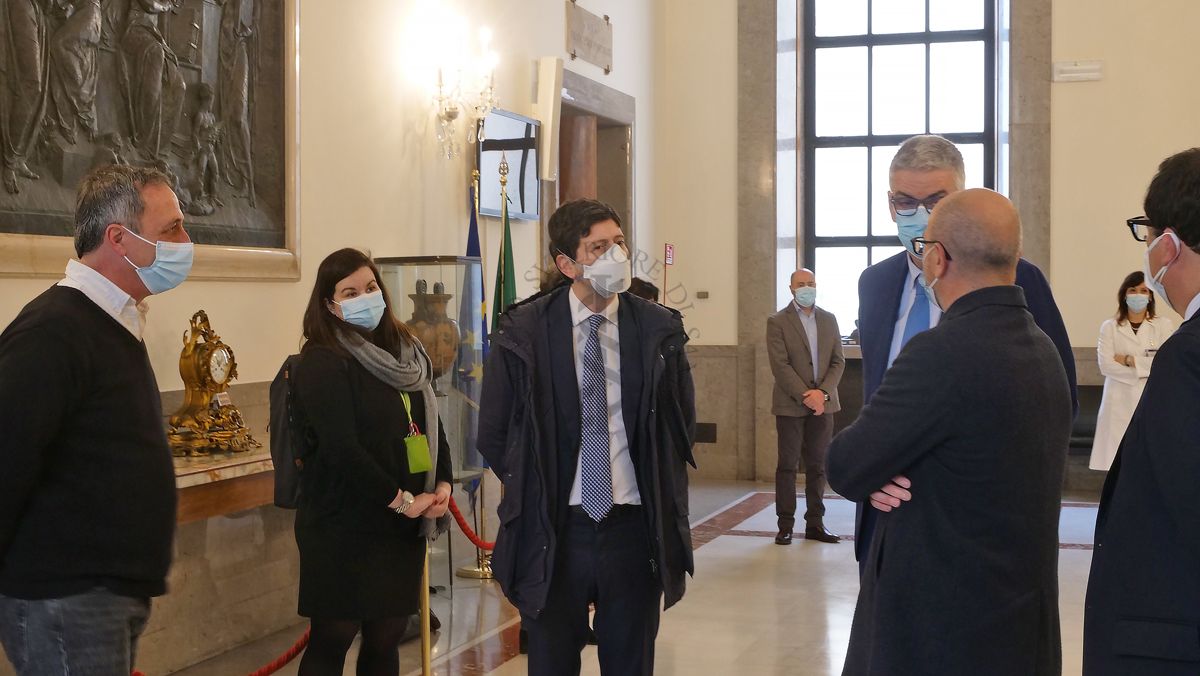 Il Ministro della Salute Roberto Speranza (terzo da sinistra), il Presidente dell'ISS Silvio Brusaferro (quarto da sinistra) e il Direttore Generale Andrea Piccioli (sesto da sinistra) incontrano alcuni ricercatori dell'Istituto Superiore di Sanità