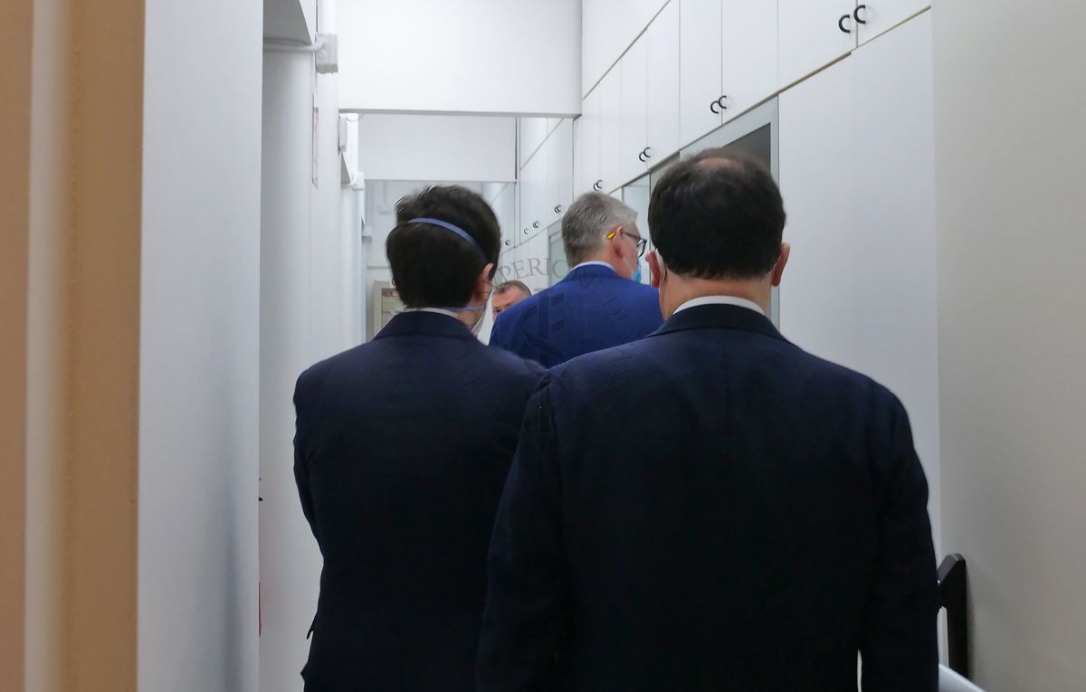 Il Ministro della Salute Roberto Speranza (a sinistra, di spalle), Il Presidente dell'ISS Silvio Brusaferro (al centro, di spalle) e il Direttore Generale dell'ISS Andrea Piccioli (a destra, di spalle) di raggiungono la Sala Crisi multimediale dedicata a Werner Von Siemens