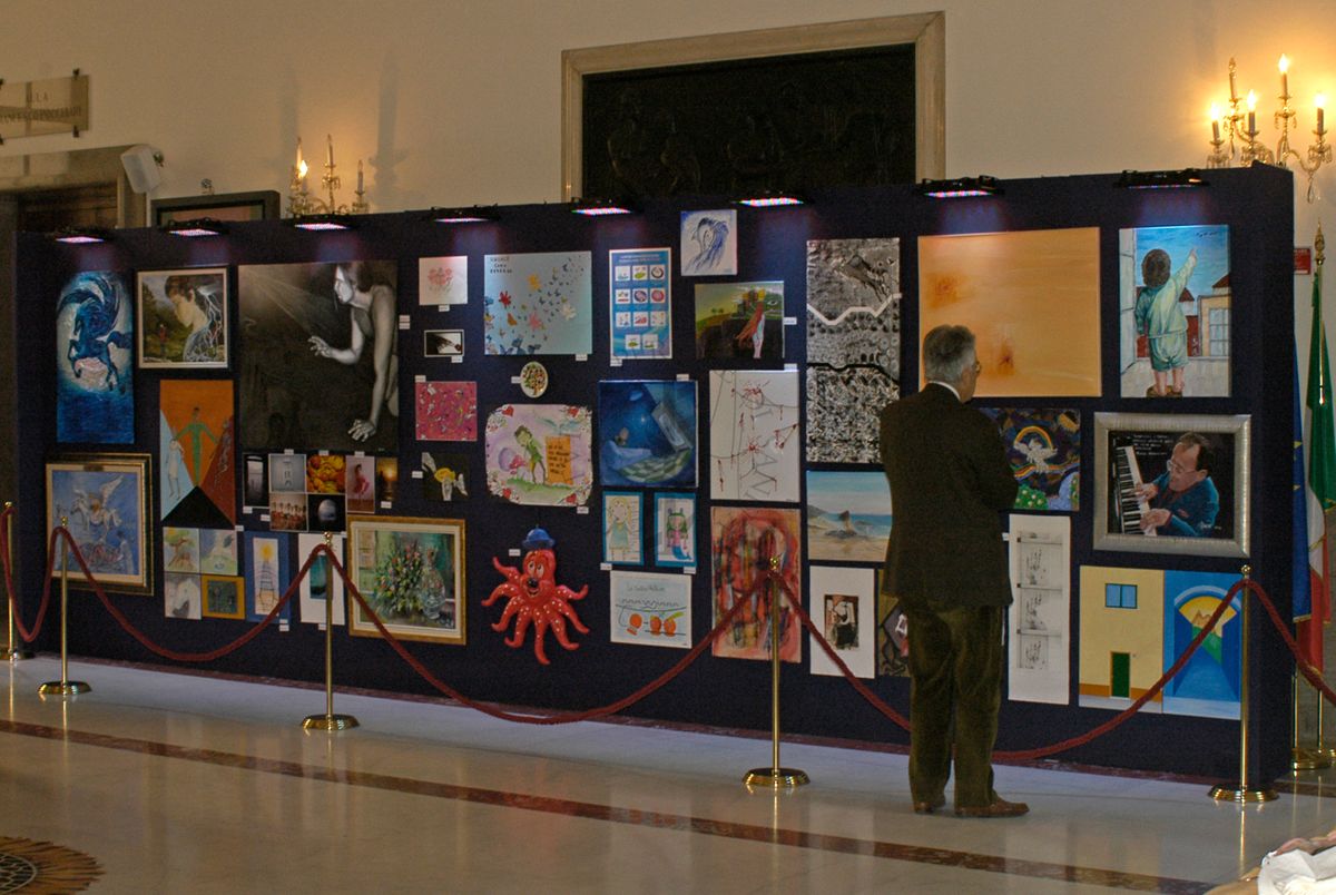 Il Presidente dell'ISS, Enrico Garaci osserva (in anti Aula Magna) l'allestimento con le opere che hanno partecipato al concorso "Il Volo di Pègaso" prima edizione, 2009
