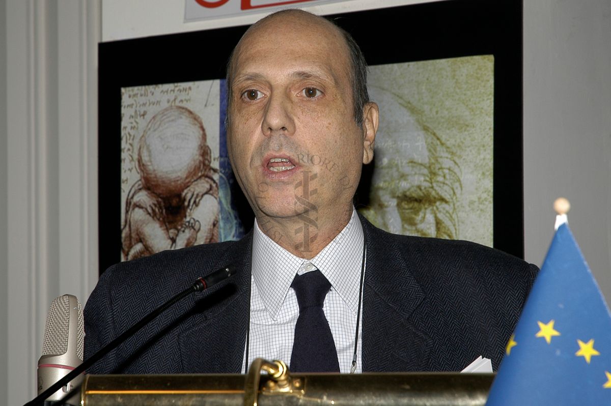 Francesco Marabotto, capo redattore dell'agenzia giornalistica ANSA, interviene in aula magna, durante la prima edizione de: "Il Volo di Pègaso", anno 2009