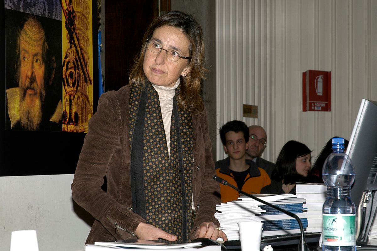 Intervento in aula magna della Dr.ssa Paola De Castro, direttrice del Servizio Attività Editoriale dell'ISS, durante la prima edizione de: "Il Volo di Pègaso", anno 2009