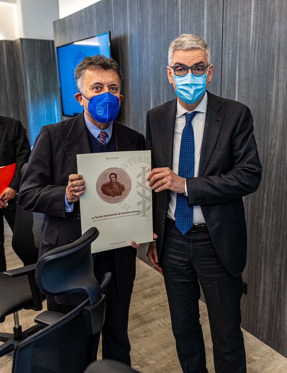 Il Prof. Silvio Brusaferro, Presidente dell'ISS  dona una copia delle Tavole Anatomiche di Antonio Canova al Dr. Carlos Eugenio García de Alba Zepeda, Ambasciatore del Messico