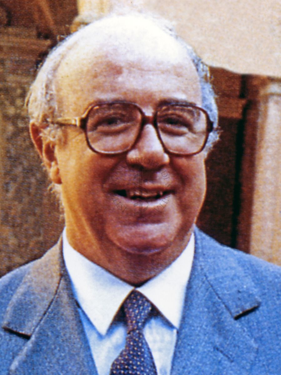 Ritratto di Francesco Antonio Manzoli (Pescara, 17 agosto 1938 - Bologna, 28 settembre 2015) è stato un medico, accademico e ricercatore italiano che ha ricoperto importanti ruoli accademici, scientifici e istituzionali; direttore dell'Istituto Superiore di Sanità dal 1989 al 1993