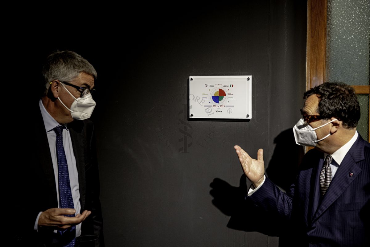 Il Prof. Silvio Brusaferro, Presidente dell'ISS (a sinistra) e il Dr. Andrea Piccioli, Direttore Generale dell'ISS (a destra) accanto alla targa con l'attestato di certificazione HERITY per il Museo dell'ISS
