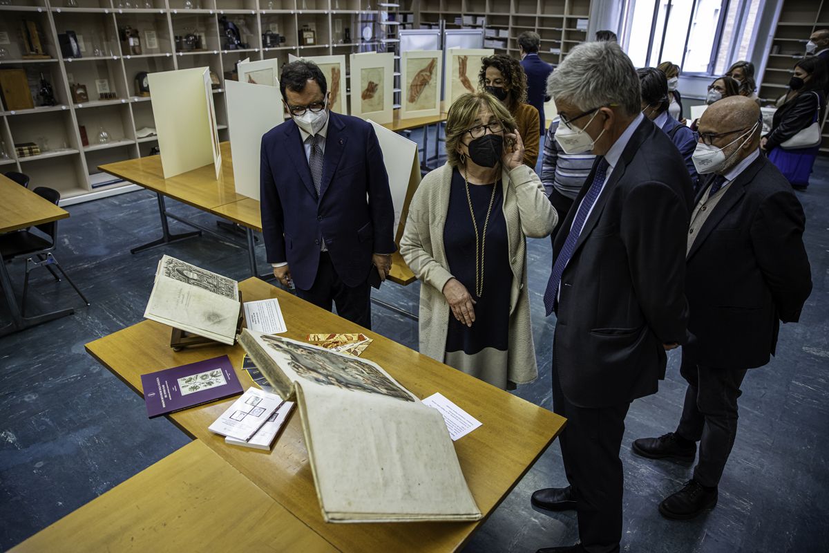 La Dott.ssa Maria Alessandra Falcone, Coordinatrice del Fondo Rari della Biblioteca dell'ISS (al centro) illustra alcuni volumi del Fondo antico al Dr. Andrea Piccioli (a sinistra) e al Prof. SIlvio Brusaferro Presidente dell'ISS (a destra)