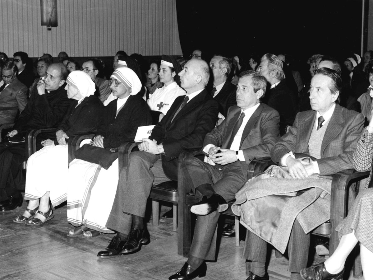 Madre Teresa seduta nella prima fila in aula Magna dell'ISS, tra le persone sedute si può notare il prof. Leonardo Toti (secondo da destra)