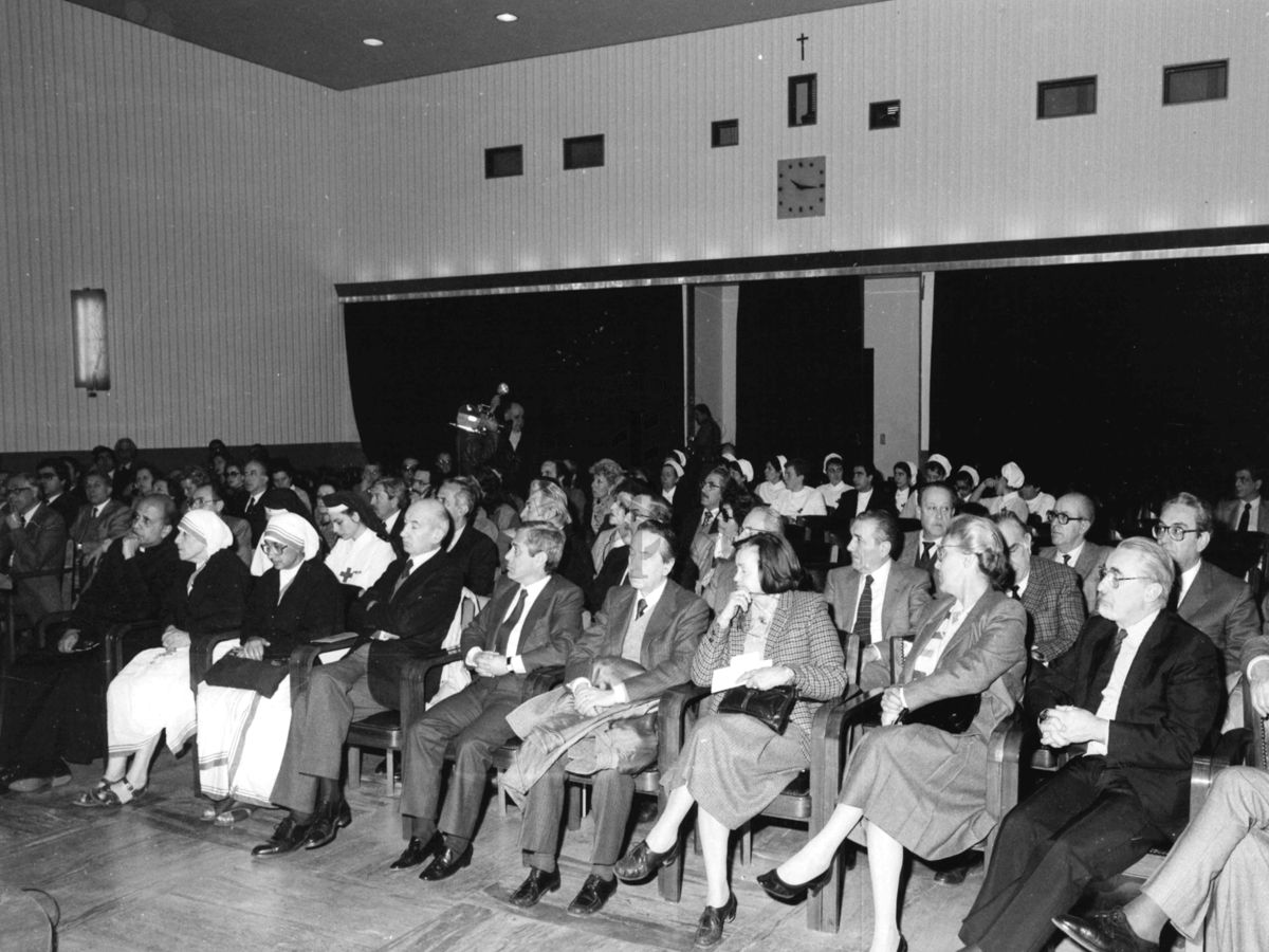 Invitati in aula Magna dell'ISS, madre Teresa seduta in prima fila (lato sinistro), il prof. Leonardo Toti (seduto centralmente)