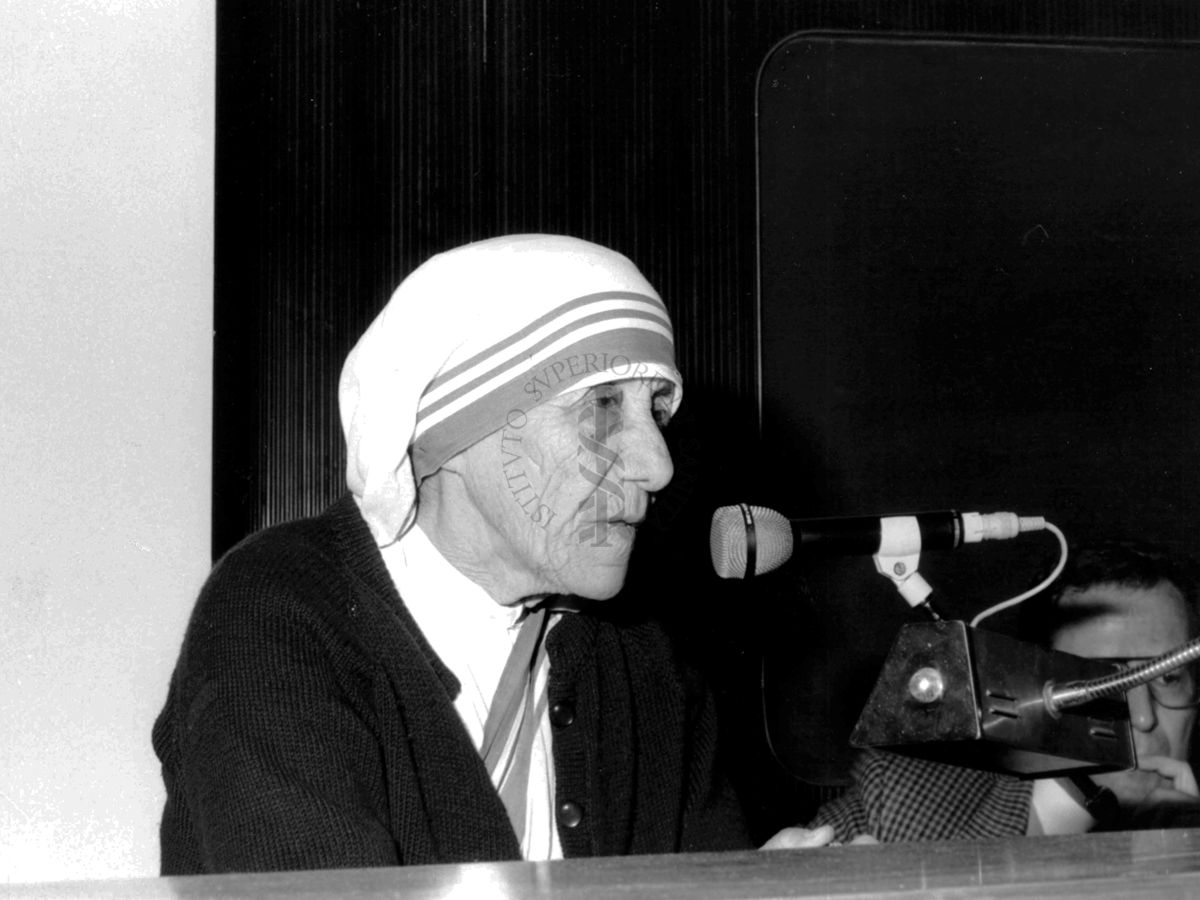 Madre Teresa durante il suo intervento in aula