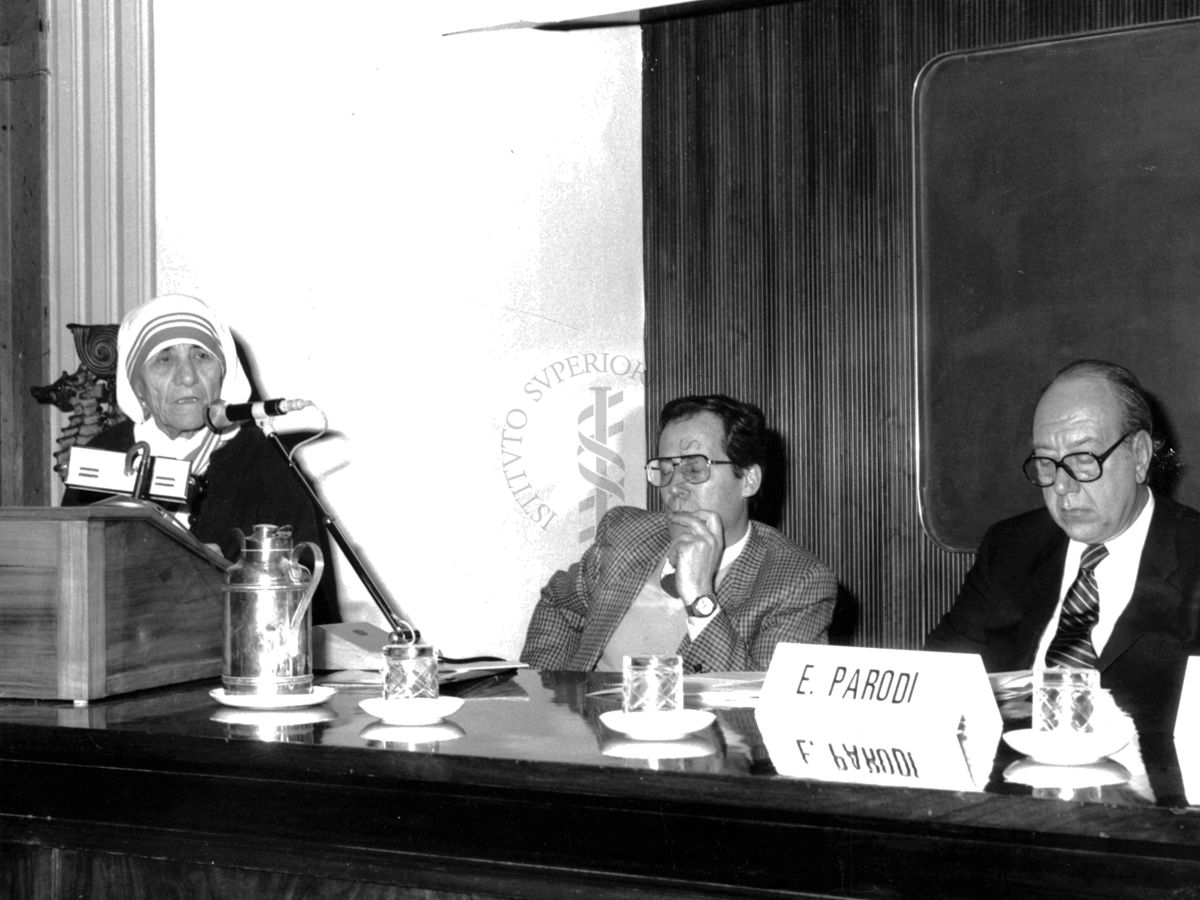 da sinistra: Madre Teresa (durante il suo intervento), il magistrato Giuseppe La Greca, dr. Eolo Giovanni Parodi