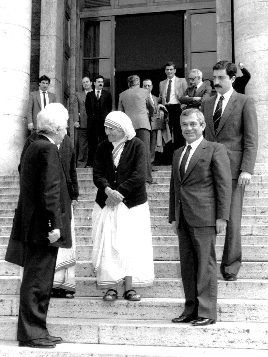 Il prof. Francesco Pocchiari (a sinistra) con Madre Teresa di Calcutta ed il prof. Leonardo Toti (a destra) all'uscita dell'Istituto