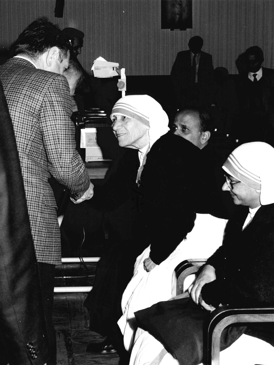 Madre Teresa di Calcutta saluta un ospite presente all'evento nell'aula Magna dell'Istituto Superiore di Sanità