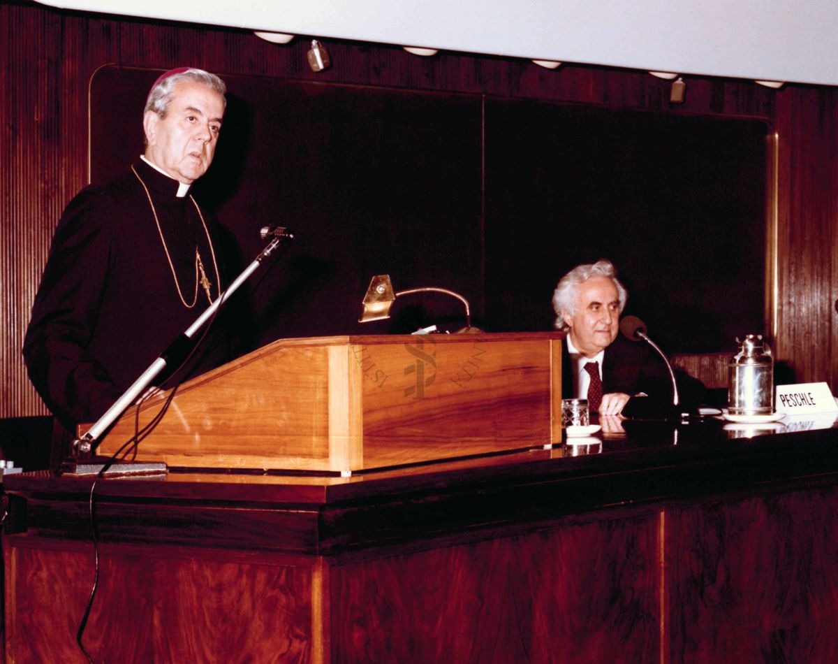 Intervento del Cardinale Fiorenzo Angelini in Aula Magna, a destra il Prof. Francesco Pocchiari