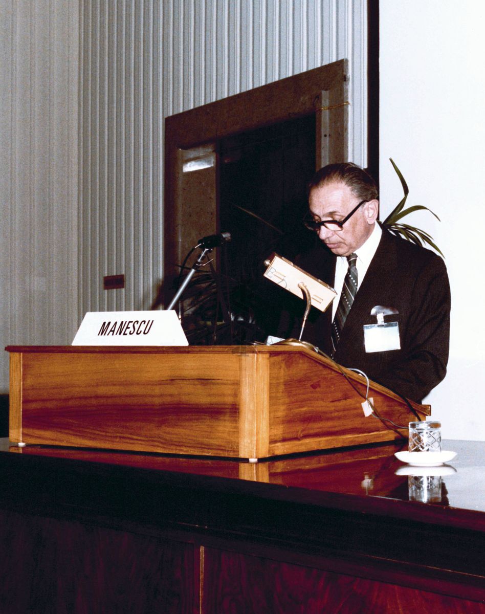 Prof. Manescu in Aula Magna