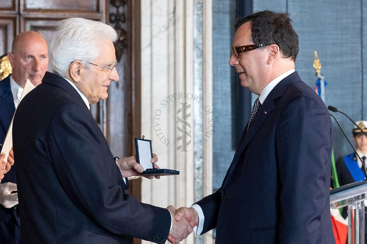 Il Presidente della Repubblica, Sergio Mattarella, consegna la Medaglia d'Oro ai benemeriti della Salute Pubblica, al Direttore Generale dell'Istituto Superiore di Sanità, Andrea Piccioli