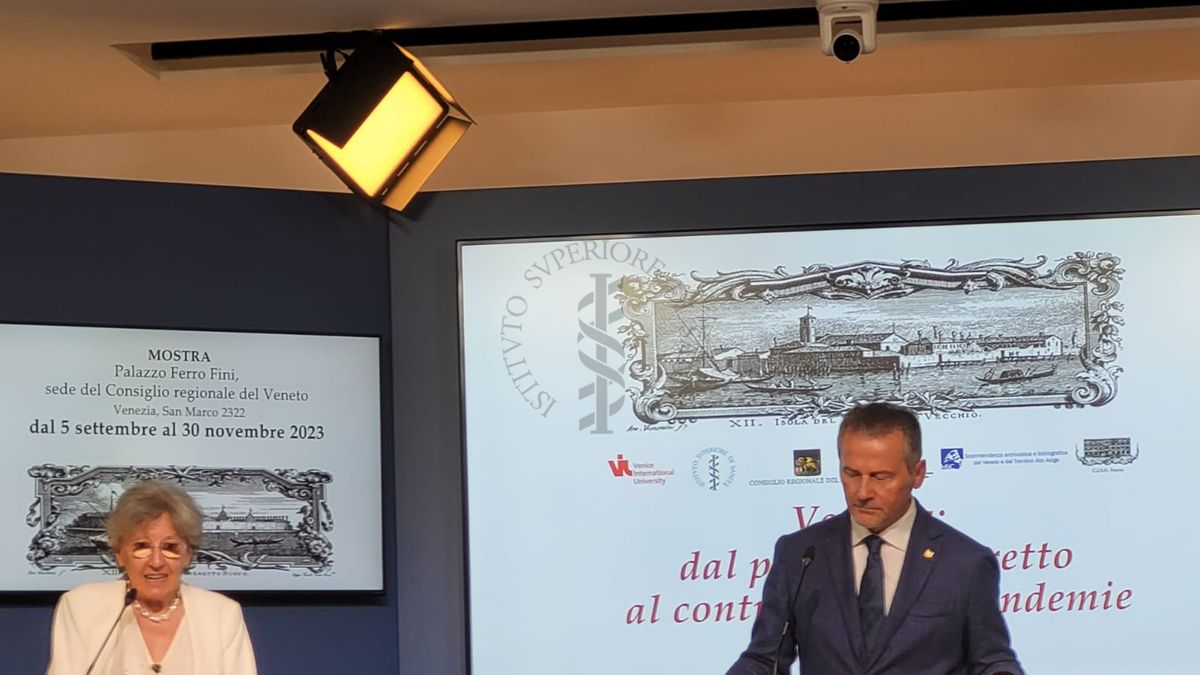 Intervento della Prof.ssa Nelli Elena Varzan Marchini (curatrice della mostra), al suo lato il presidente del Consiglio regionale Veneto, On. Roberto Ciambetti