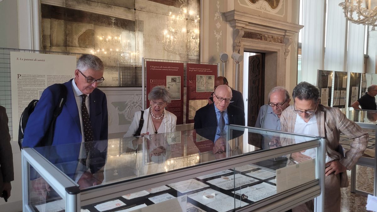 Il presidente dell'ISS, prof. Silvio Brusaferro visita la mostra con la prof.ssa Nelli Elena Varzan Marchini (curatrice della mostra)