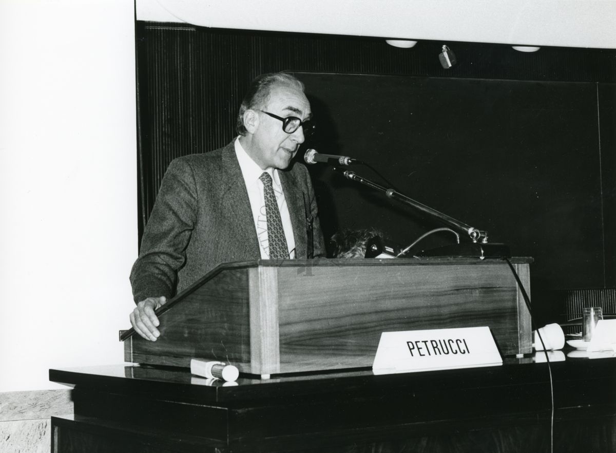L'Ing. A. Petrucci, per la Sezione Informatica Documentaria del Consiglio Nazionale delle Ricerche