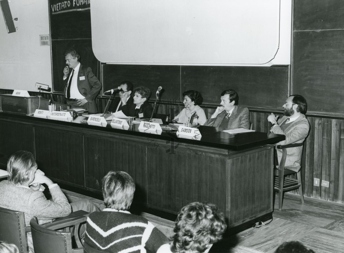 Il palco della Presidenza nel corso della tavola rotonda sulla Documentazione Farmaceutica, presieduta dalla Dott.ssa V. Baroncelli (terza da sinistra)